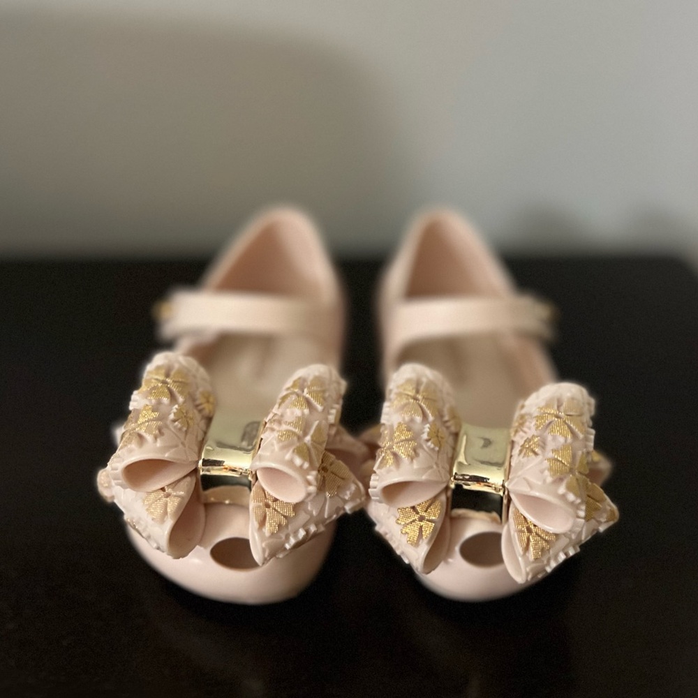 Mini Melissa girl shoes size 6 run small more like 5